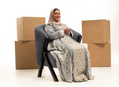 امرأة إماراتية مع صناديق نقل في استوديو