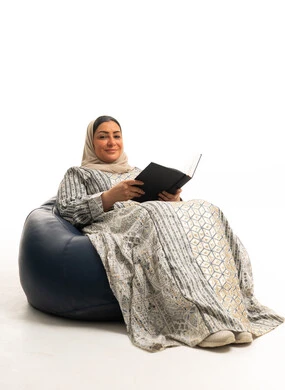 امرأة سعودية بالجلابية التقليدية تقرأ كتاباً في الاستوديو امرأة سعودية بالجلابية التقليدية تقرأ كتاباً في الاستوديو
