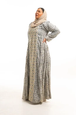 Saudi Woman in Traditional Dress Suffering from Back Pain