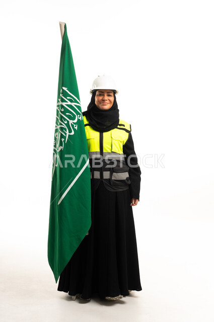 مهندسة سعودية بالعلم والزي الواقي