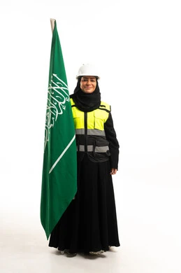 مهندسة سعودية بالعلم والزي الواقي