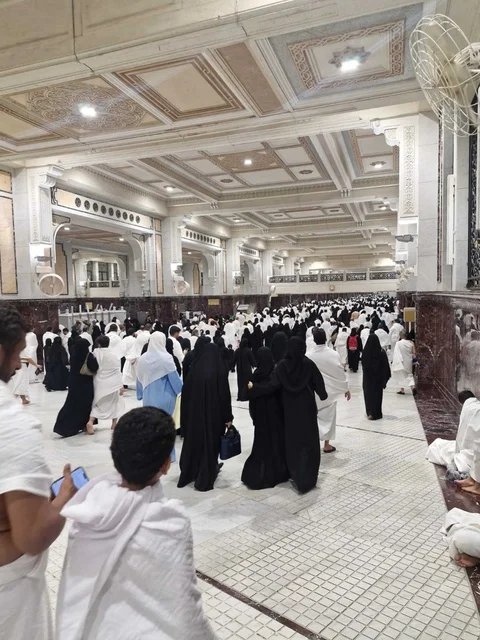 المعتمرين في المسجد الحرام بمكة المكرمة السعودية