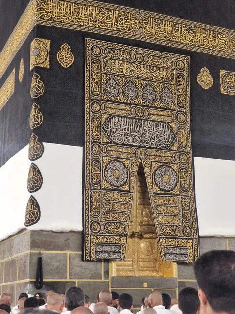 باب الكعبة المشرفة والكسوة في المسجد الحرام بمكة