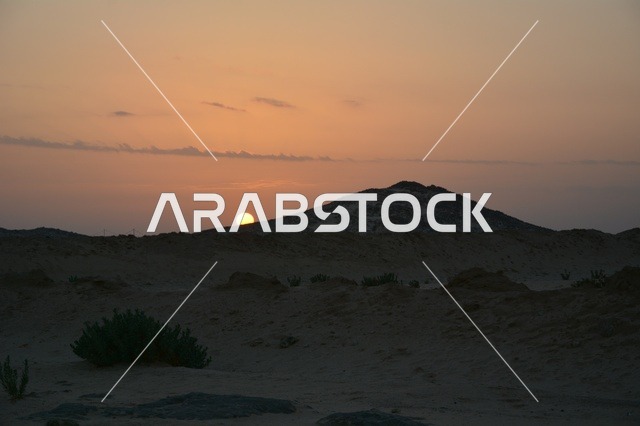 غروب الشمس فوق تلال صحراء بنبان في مدينة الرياض