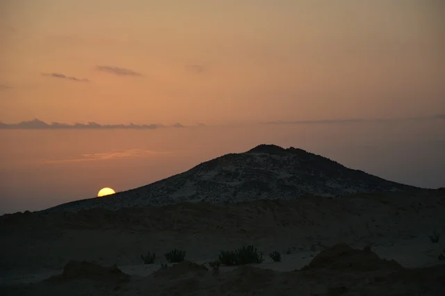 غروب الشمس في صحراء بنبان بالرياض وقت الغسق