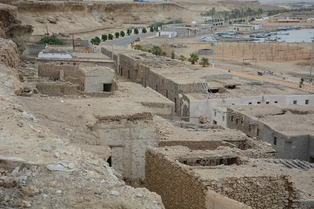أطلال البلدة القديمة في مدينة الوجه السعودية