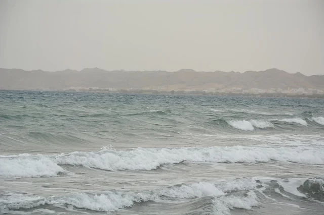 أمواج البحر الأحمر على ساحل مدينة الوجه بالسعودية