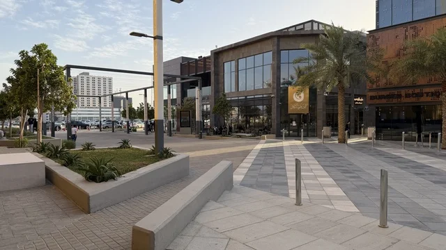 ممشى أجدان ووك الخبر ساحة خارجية وعمارة حديثة