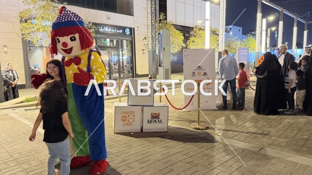 مهرج في أجدان ووك الخبر خلال فعالية ليلية