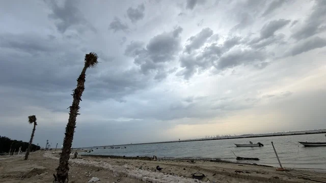 تجديدات كورنيش السفن في الدمام بالسعودية تحت سماء غائمة