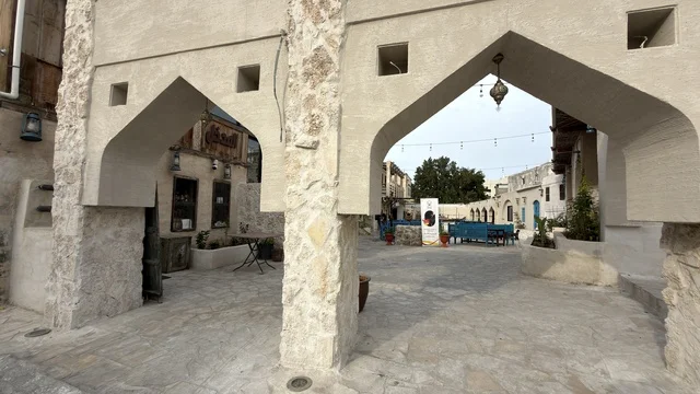 أقواس تقليدية بجوار قلعة تاروت في القطيف بالسعودية
