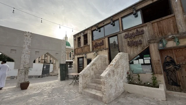 مبنى خشبي تراثي بجانب قلعة تاروت بالقطيف
