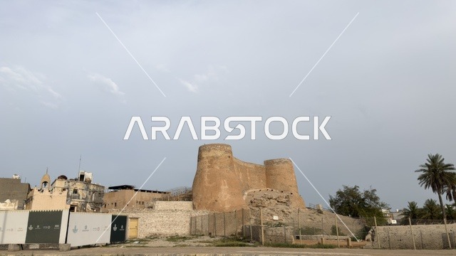 قلعة تاروت القطيف تحت سماء غائمة