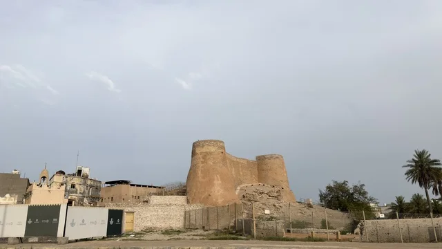 قلعة تاروت القطيف تحت سماء غائمة