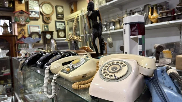 مقتنيات وهواتف قديمة في متجر بجانب قلعة تاروت القطيف