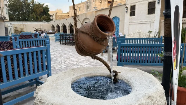 جرة فخار تقليدية بجانب قلعة تاروت في القطيف