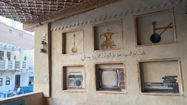 جداريات تراثية قديمة بجانب قلعة تاروت بالقطيف