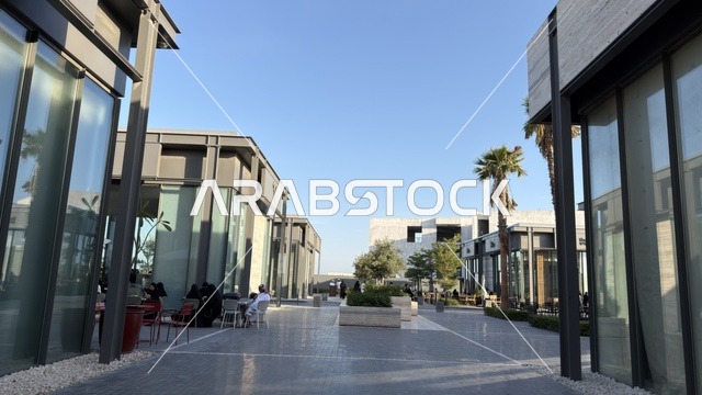 مرفأ جوار الخبر الساحة التجارية الحديثة في النهار