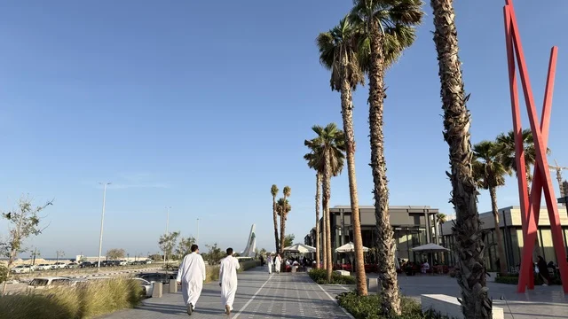 ممشى مرفأ جوار بالخبر تحت أشجار النخيل في النهار