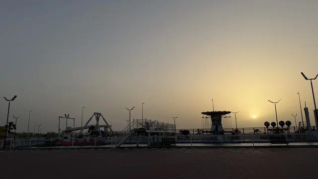 خيال مدينة ملاهي قرية الدولفين في الدمام وقت الغروب