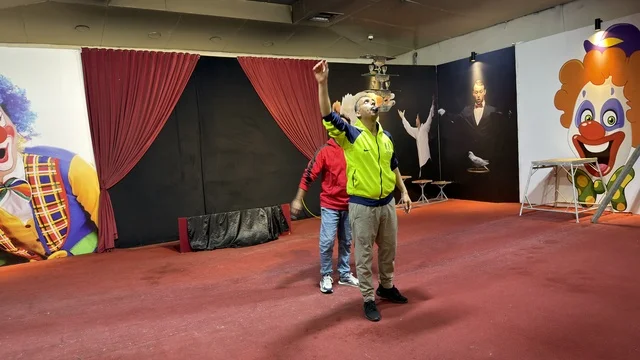 مؤدي سيرك في قرية الدولفين بالدمام