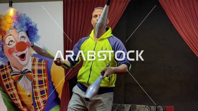 لاعب خفة يقدم عرضاً في مسرح قرية الدولفين بالدمام