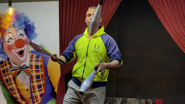 لاعب خفة يقدم عرضاً في مسرح قرية الدولفين بالدمام