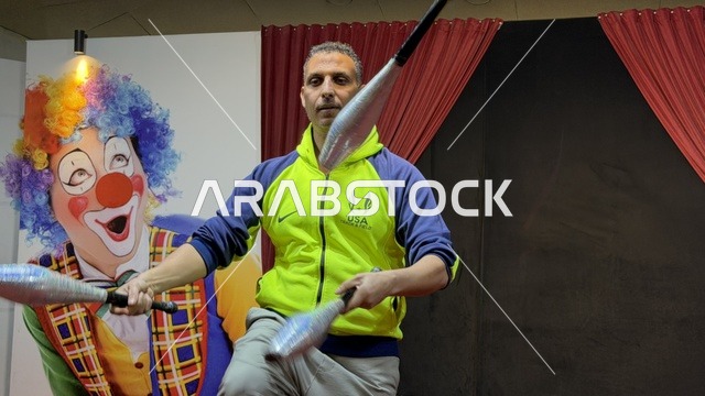 مؤدي حركات خفة يد في سيرك بقرية الدولفين بالدمام