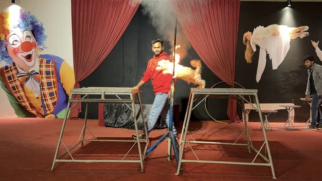 عرض كلب القفز عبر النار في قرية الدولفين بالدمام