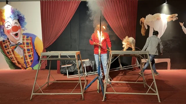 عرض سيرك ناري في قرية الدولفين بالدمام