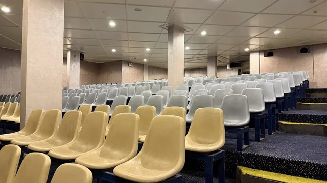 مقاعد مدرج قرية الدولفين في الدمام