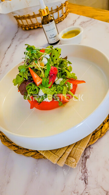 صورة لطبق من الفطور اللذيذ والصحي ، وجبة فطور عربية ، وصفات وأطباق طعام لذيذة ، مأكولات صحية ، سحور رمضاني ، طبق مفيد وصحي ، طعام صحي ، وجبة الفطور اللذيذة