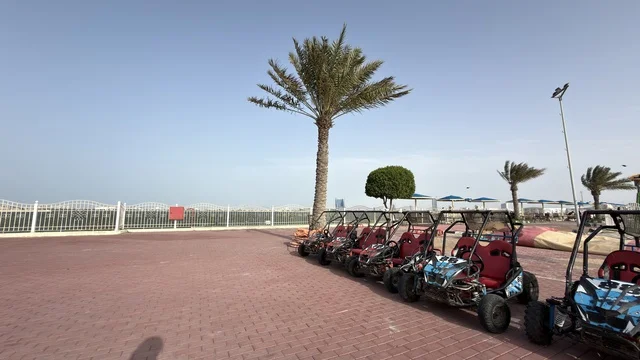 عربات الدفع الرباعي في قرية الدولفين بالدمام نهاراً