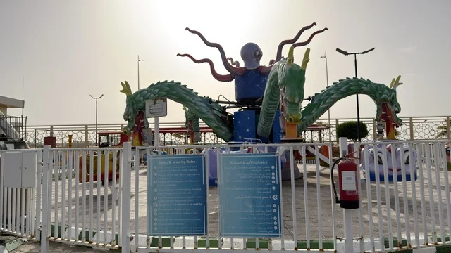 لعبة التنين في قرية الدولفين بالدمام السعودية