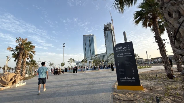 تراس الخبر في السعودية ممشى حضري في النهار