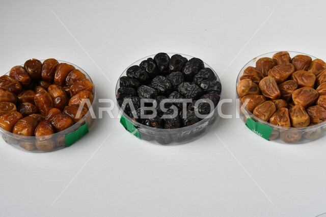 أطباق من التمر الصحي، وجبة ذات قيمة غذائية عالية، ضيافة رمضانية، انواع من التمور الصحية واللذيذة، خلفية بيضاء