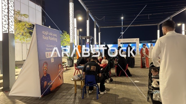 فعالية الرسم على الوجه في أجدان ووك بالخبر ليلاً