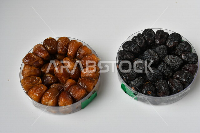 أطباق من التمر الصحي، وجبة ذات قيمة غذائية عالية، ضيافة رمضانية، انواع من التمور الصحية واللذيذة، خلفية بيضاء