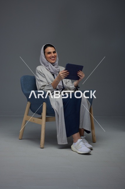 امرأة سعودية تستخدم جهاز لوحي في الاستوديو