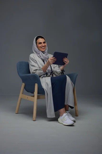 امرأة سعودية تستخدم جهاز لوحي في الاستوديو