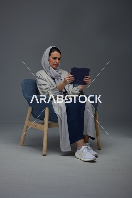 امرأة سعودية تستخدم جهازاً لوحياً في الاستوديو