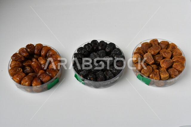 أطباق من التمر الصحي، وجبة ذات قيمة غذائية عالية، ضيافة رمضانية، انواع من التمور الصحية واللذيذة، خلفية بيضاء