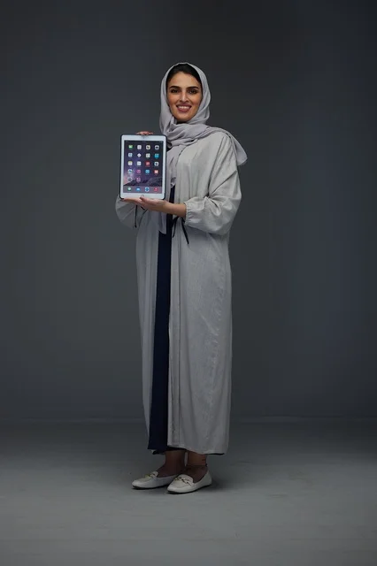 امرأة سعودية تحمل جهاز لوحي في الاستوديو