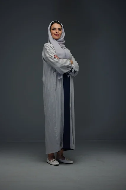 امرأة سعودية بالعباءة الرمادية في استوديو