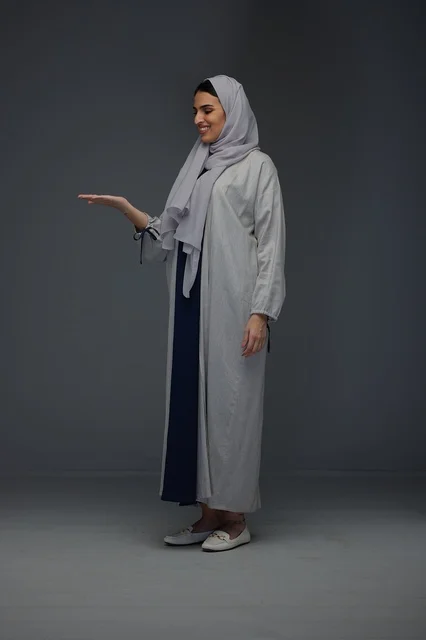 امرأة سعودية تتفاعل مع الكاميرا
