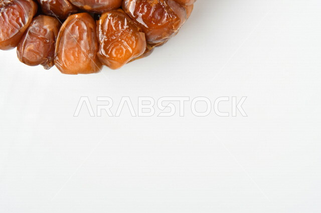 صورة مقربة لطبقات من تمر السكري الصحي، وجبة ذات قيمة غذائية عالية، ضيافة رمضانية، انواع من التمور الصحية واللذيذة، خلفية بيضاء