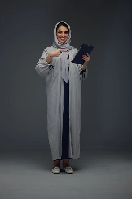 امرأة سعودية تستخدم جهازًا لوحيًا بابتسامة