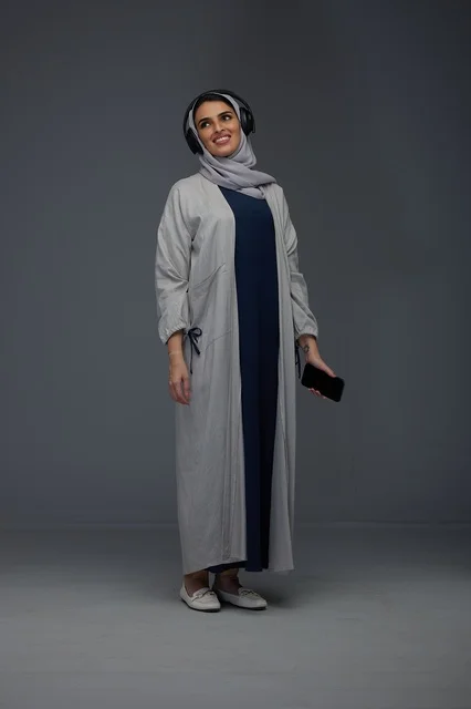 امرأة سعودية تستمع للموسيقى بسماعات الرأس في الاستوديو