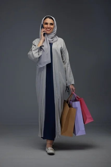 امرأة سعودية تتسوق وتتحدث بالهاتف في استوديو امرأة سعودية تتسوق وتتحدث بالهاتف في استوديو
