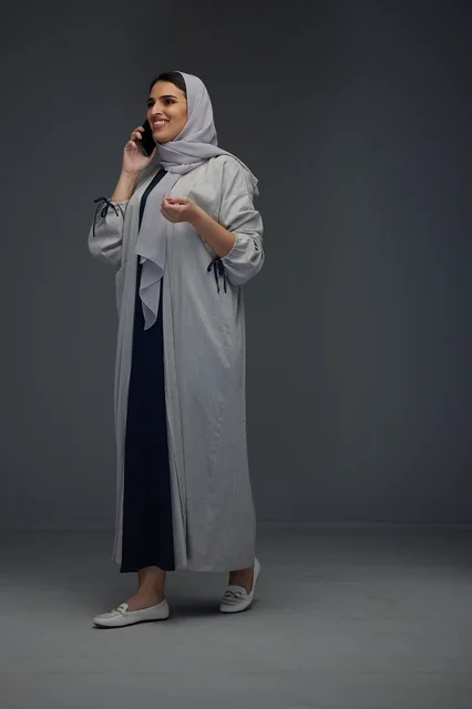 امرأة سعودية تتحدث عبر الهاتف الذكي في الاستوديو